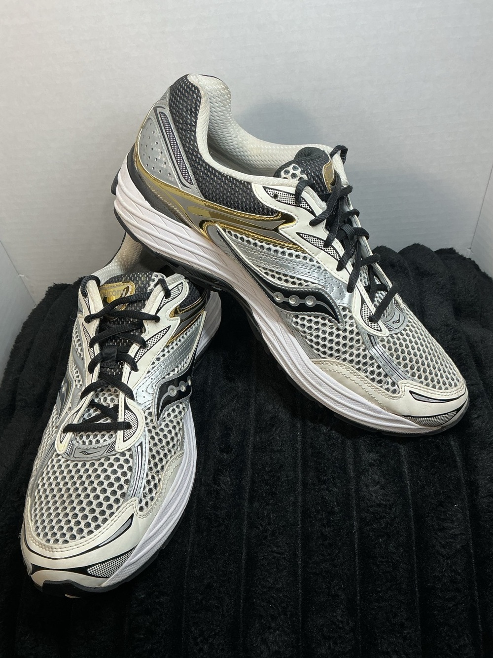 Saucony ProGrid Omni 9 Men’s Size 12 Silver Gold White Running Shoes S70739-9